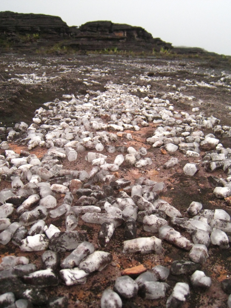 Um campo de cristais de quartzo espalhados pelo cume do Monte Roraima