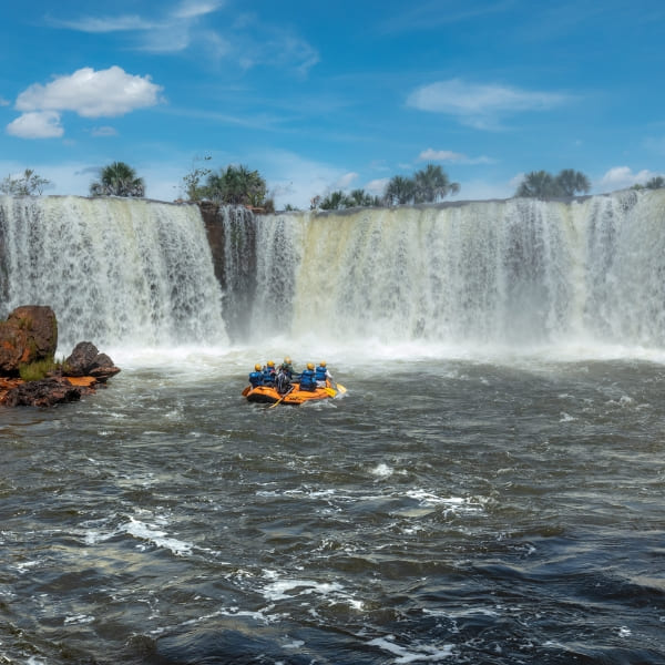 Bote de rafting se aproximando da Cachoeira da Velha, no Jalapão, Tocantins, Brasil.