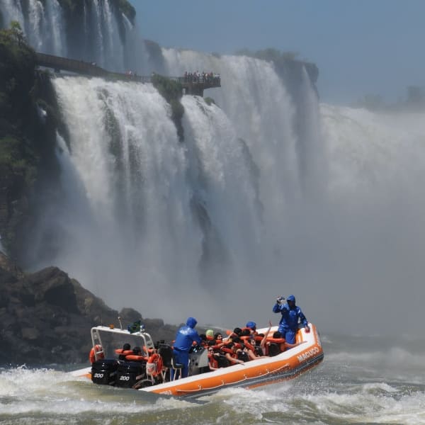 Bote do Macuco Safari levando visitantes até o pé das Cataratas do Iguaçu, Brasil.
