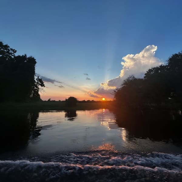 Pôr do sol no rio visto do barco na Amazônia brasileira