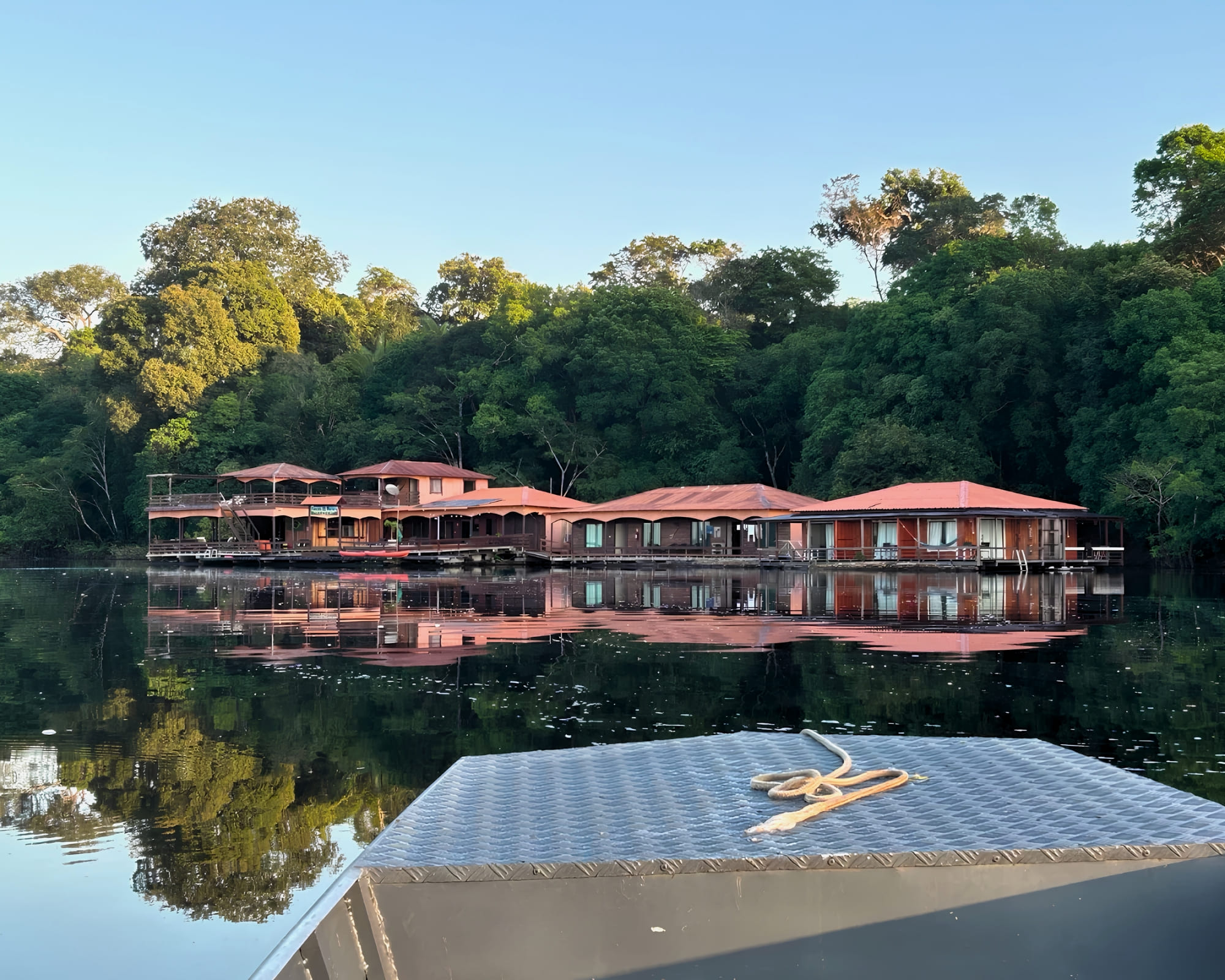 Hotel flutuante ecológico na Amazônia visto do barco ao amanhecer no Rio Negro